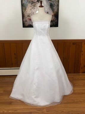 Stunning Vintage 90s Lady Eleanor Strapless Organza Wedding Gown